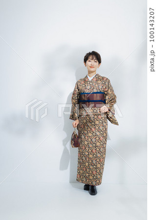 更紗の小紋 ショートヘアの女性 更紗の小紋 ショートヘアの女性 100143207