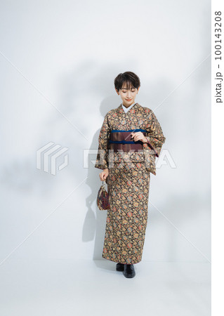 更紗の小紋 ショートヘアの女性 更紗の小紋 ショートヘアの女性 100143208