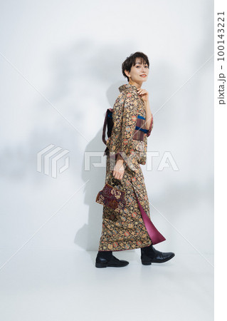 更紗の小紋　ショートヘアの女性 100143221