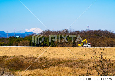 河川敷の築堤工事 治水対策の堤防整備　入間川流域と冠雪の浅間山 2023.02　高彩度コントラスト 100143770