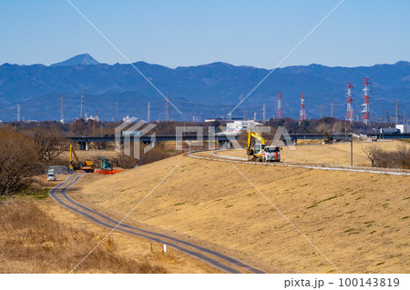 河川敷の築堤工事 治水対策の堤防整備　入間川流域と秩父方面の山並み 2023.02 100143819