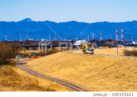 河川敷の築堤工事 治水対策の堤防整備　入間川流域と秩父方面の山並み 2023.02　高彩度 100143821