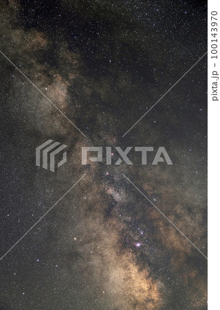 夏の星空　夏の天の川中心部の星野写真 100143970