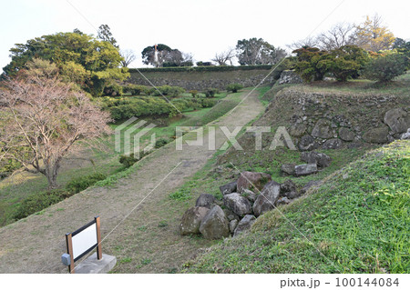 原城　本丸跡に残る破城された石垣 100144084