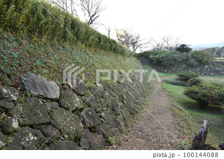 原城　本丸跡に残る破城された石垣 100144088