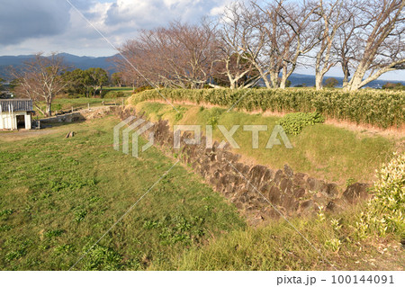 原城 本丸跡に残る破城された石垣 原城 本丸跡に残る破城された石垣 100144091