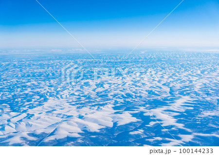 機内の窓から見える雪山 100144233