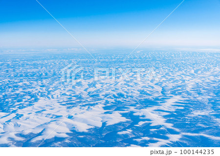 機内の窓から見える雪山 100144235