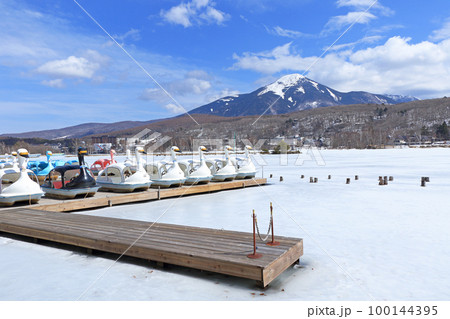 冬の白樺湖と蓼科山 100144395