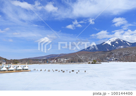 冬の白樺湖と蓼科山 100144400