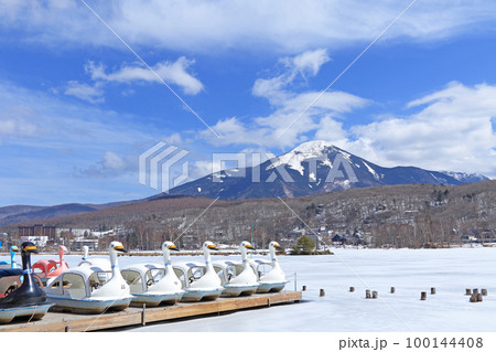 冬の白樺湖と蓼科山 100144408