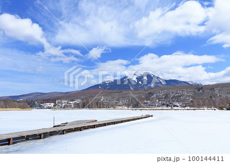 冬の白樺湖と蓼科山 100144411