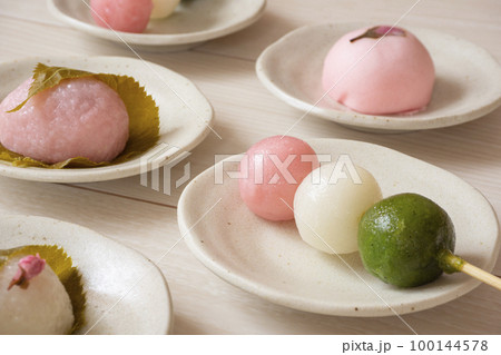 春の和菓子。3色団子、桜餅、饅頭 100144578