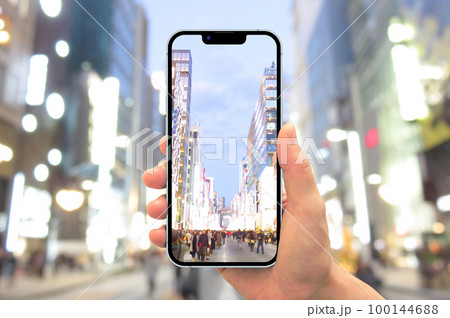 銀座の歩行者天国をスマホで撮影（合成） 100144688