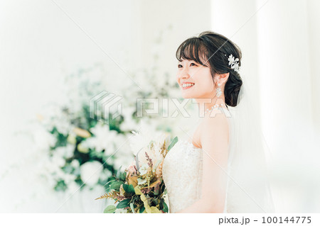 結婚式場でブーケを持つ花嫁・新婦の女性（横顔） 100144775