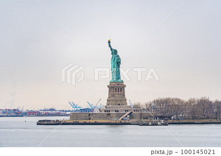ニューヨーク湾から見る自由の女神像 100145021