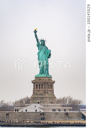 ニューヨーク湾から見る自由の女神像 100145029