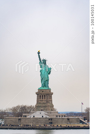 ニューヨーク湾から見る自由の女神像 100145031