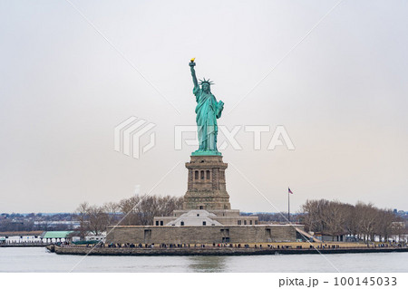 ニューヨーク湾から見る自由の女神像 100145033
