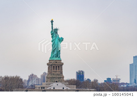 ニューヨーク湾から見る自由の女神像 100145041