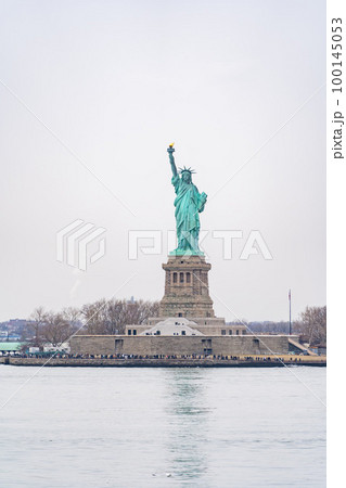 ニューヨーク湾から見る自由の女神像 100145053