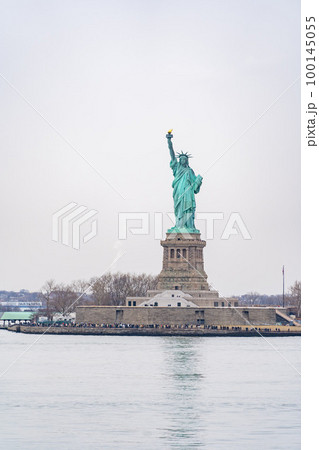 ニューヨーク湾から見る自由の女神像 100145055
