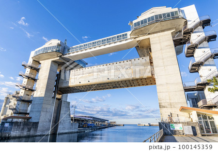 静岡県沼津市 快晴の沼津港大型展望水門 びゅうお 静岡県沼津市 快晴の沼津港大型展望水門 びゅうお 100145359