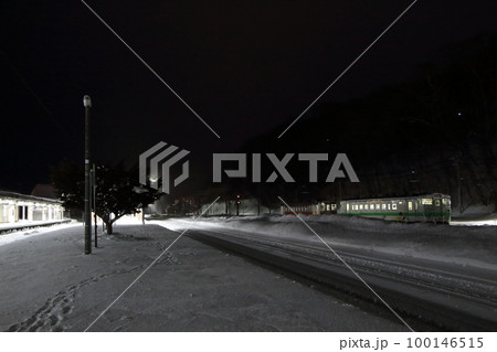 雪深い夜の北見運転所網走支所に留置中のキハ40・キハ54 雪深い夜の北見運転所網走支所に留置中のキハ40・キハ54 100146515