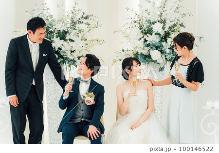 結婚式の披露宴で話す新郎新婦と家族・友人・親族（アジア人・日本人・中国人・韓国人） 100146522