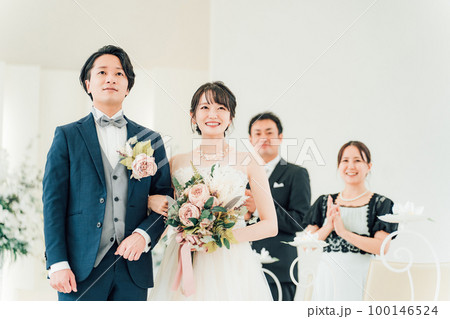 結婚式を行う新郎新婦と家族・友人・親族（アジア人・日本人・中国人・韓国人） 100146524