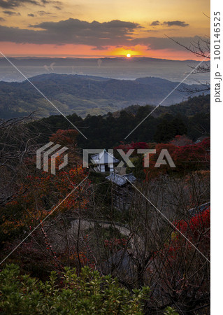 善峯寺の朝日と紅葉 100146525