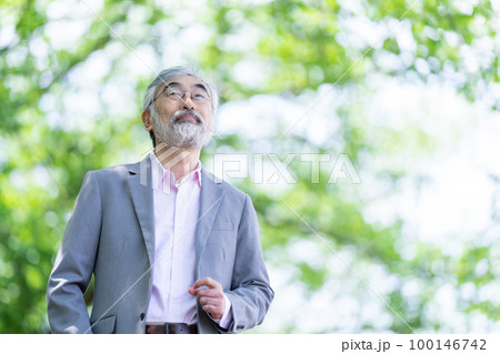 おじいさん、新緑、男性、シニア、お爺さん、緑、春、笑顔、人物、ポートレート、旅行、セカンドライフ おじいさん、新緑、男性、シニア、お爺さん、緑、春、笑顔、人物、ポートレート、旅行、セカンドライフ 100146742