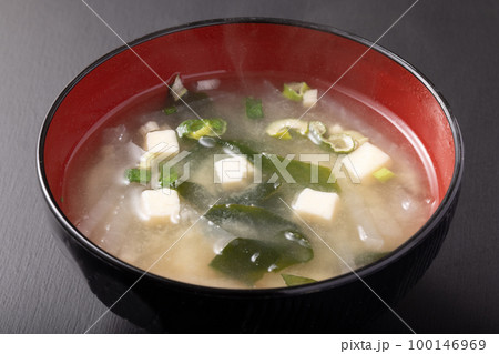 豆腐とワカメの味噌汁　(乾燥味噌汁の具を使用) 100146969
