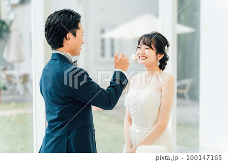 結婚式でファーストバイトをする新郎新婦(ウェディングケーキ・ケーキ入刀) 結婚式でファーストバイトをする新郎新婦(ウェディングケーキ・ケーキ入刀) 100147165