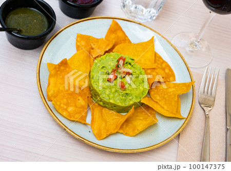 Mexican Guacamole sauce with chips nachos 100147375