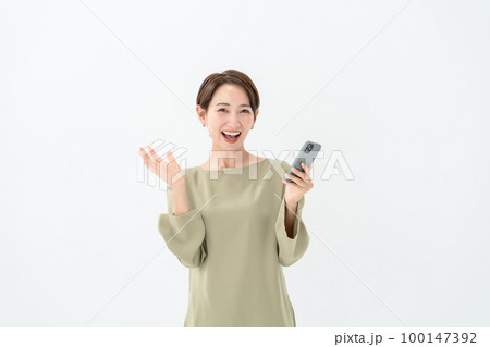 スマートフォン 女性 驚く スマートフォン 女性 驚く 100147392