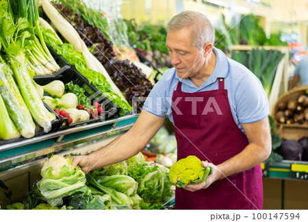 man seller offers to buy cauliflower man seller offers to buy cauliflower 100147594