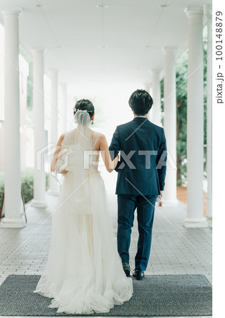 結婚式場を歩く新郎新婦の後ろ姿（入場・結婚式・アジア人） 100148879