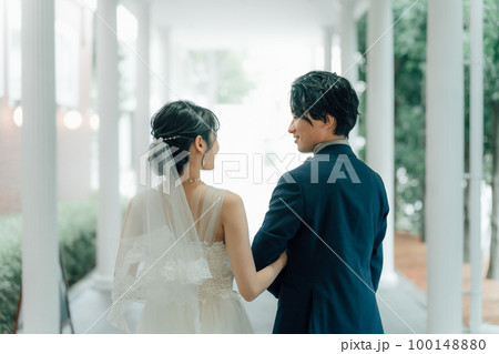 結婚式場を歩く新郎新婦の後ろ姿（入場・結婚式・アジア人） 100148880