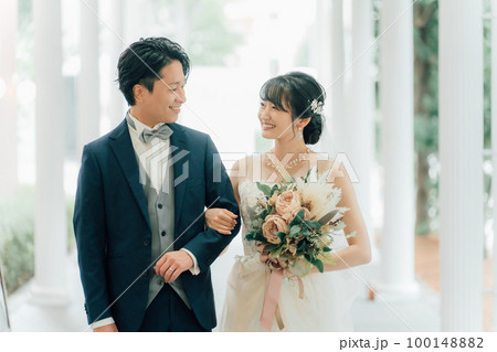 結婚式場を歩く新郎新婦(入場・結婚式) 結婚式場を歩く新郎新婦(入場・結婚式) 100148882