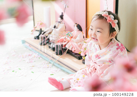 初節句　笑顔の赤ちゃん　ひな祭り 100149228