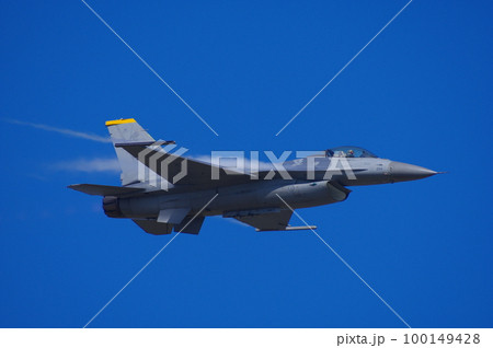 航空自衛隊の航空祭でデモフライトを行うアメリカ空軍のF-16 100149428