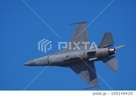 航空自衛隊の航空祭でデモフライトを行うアメリカ空軍のF-16 航空自衛隊の航空祭でデモフライトを行うアメリカ空軍のF-16 100149429
