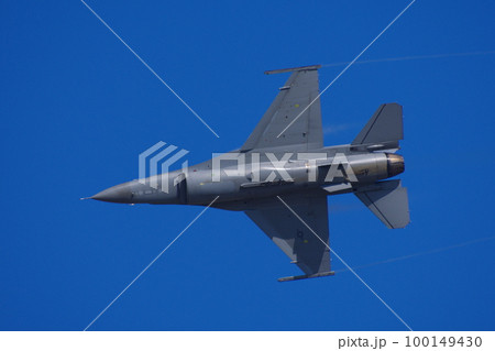 航空自衛隊の航空祭でデモフライトを行うアメリカ空軍のF-16 航空自衛隊の航空祭でデモフライトを行うアメリカ空軍のF-16 100149430