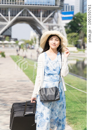 スーツケースを引いて名古屋観光をする若い女性 スーツケースを引いて名古屋観光をする若い女性 100150761