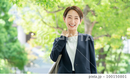 ビジネス　女性　新緑 100150801