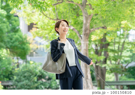 ビジネス　女性　新緑 100150810