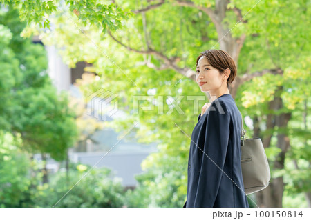 ビジネス　女性　新緑 100150814