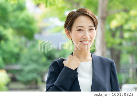 ビジネス　女性　新緑 100150823
