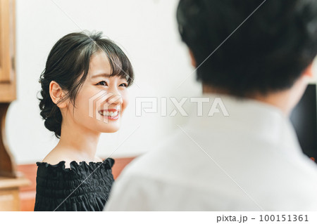 結婚相談所・結婚式場で男性と話す女性(新郎新婦・カップル・恋人) 結婚相談所・結婚式場で男性と話す女性(新郎新婦・カップル・恋人) 100151361